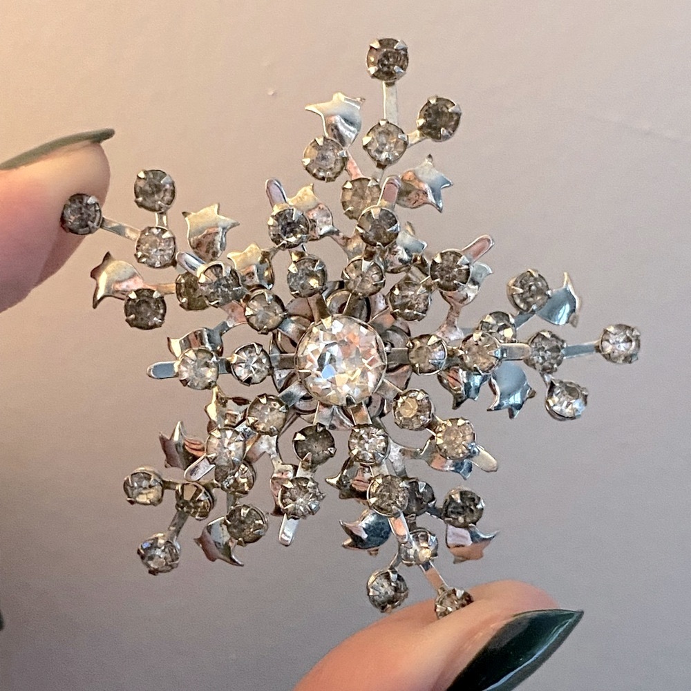 1960s Snowflake Brooch, vintage rhinestone crystals silvertone winter jewelry 🫐